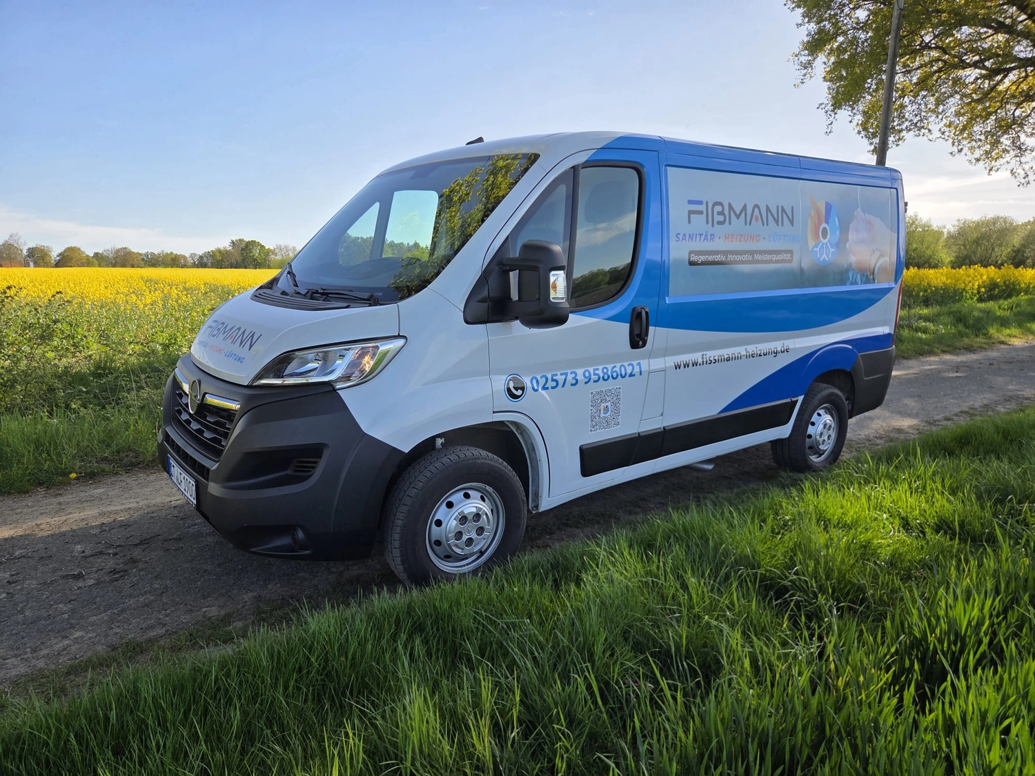 Fißmann - Heizung Sanitär Lüftung - Dies ist ein weißer Fiat Ducato Lieferwagen mit blauer und grauer Grafikfolierung für die Firma Fißmann.