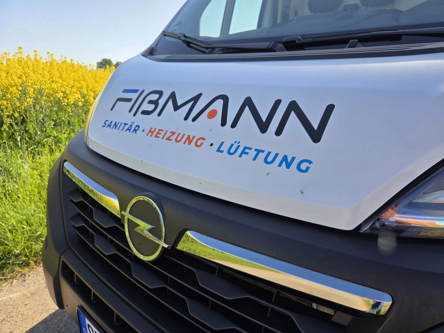 Fißmann - Heizung Sanitär Lüftung - Dies ist die Front eines weißen Fiat Ducato Transporters mit blauer und grauer Grafikfolierung für die Firma Fißmann.