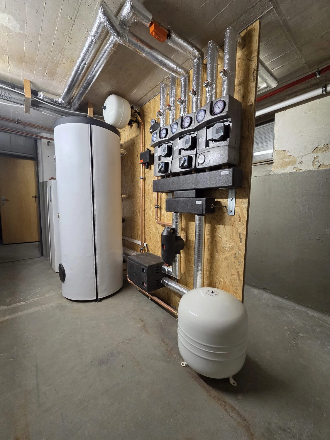 Fißmann - Heizung Sanitär Lüftung - Installation einer Heizungsanlage im Keller oder Hauswirtschaftsraum.