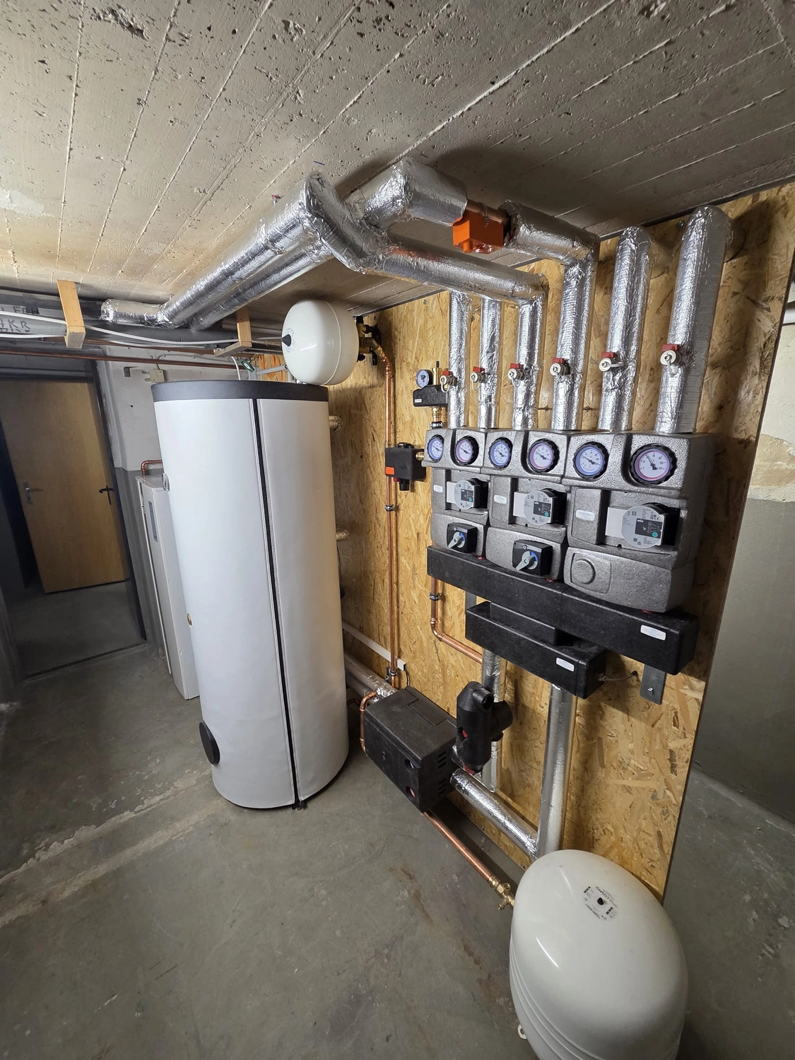 Fißmann - Heizung Sanitär Lüftung - Installation einer Heizungsanlage im Keller oder Hauswirtschaftsraum.